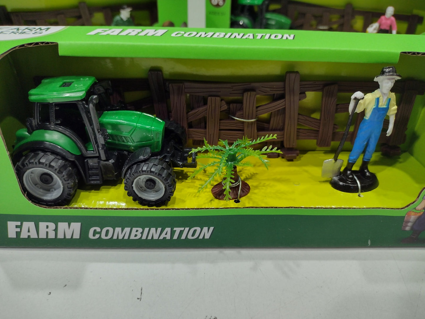 Tractor cu remorca furaje + 1 animal (23 cm cutia) / 120