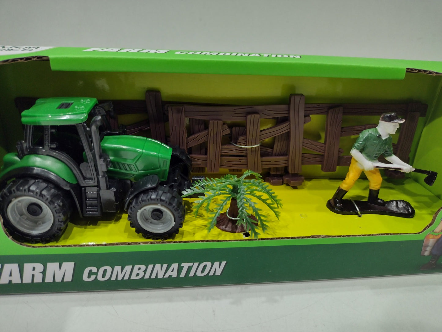 Tractor cu remorca furaje + 1 animal (23 cm cutia) / 120